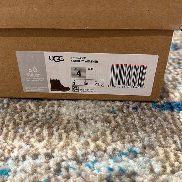UGG size 4 boys excellent condition - Picture 3 of 6